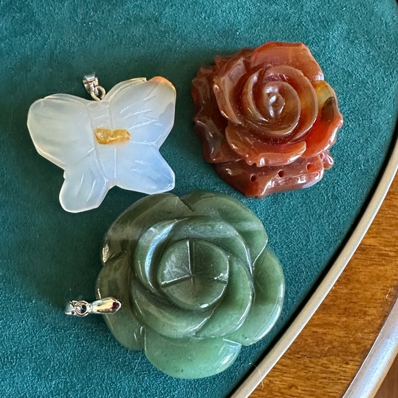 Set of 3 pendants.  Carnelian Rose.  Agate Butterfly. Green Aventurine Flower - Picture 2 of 10